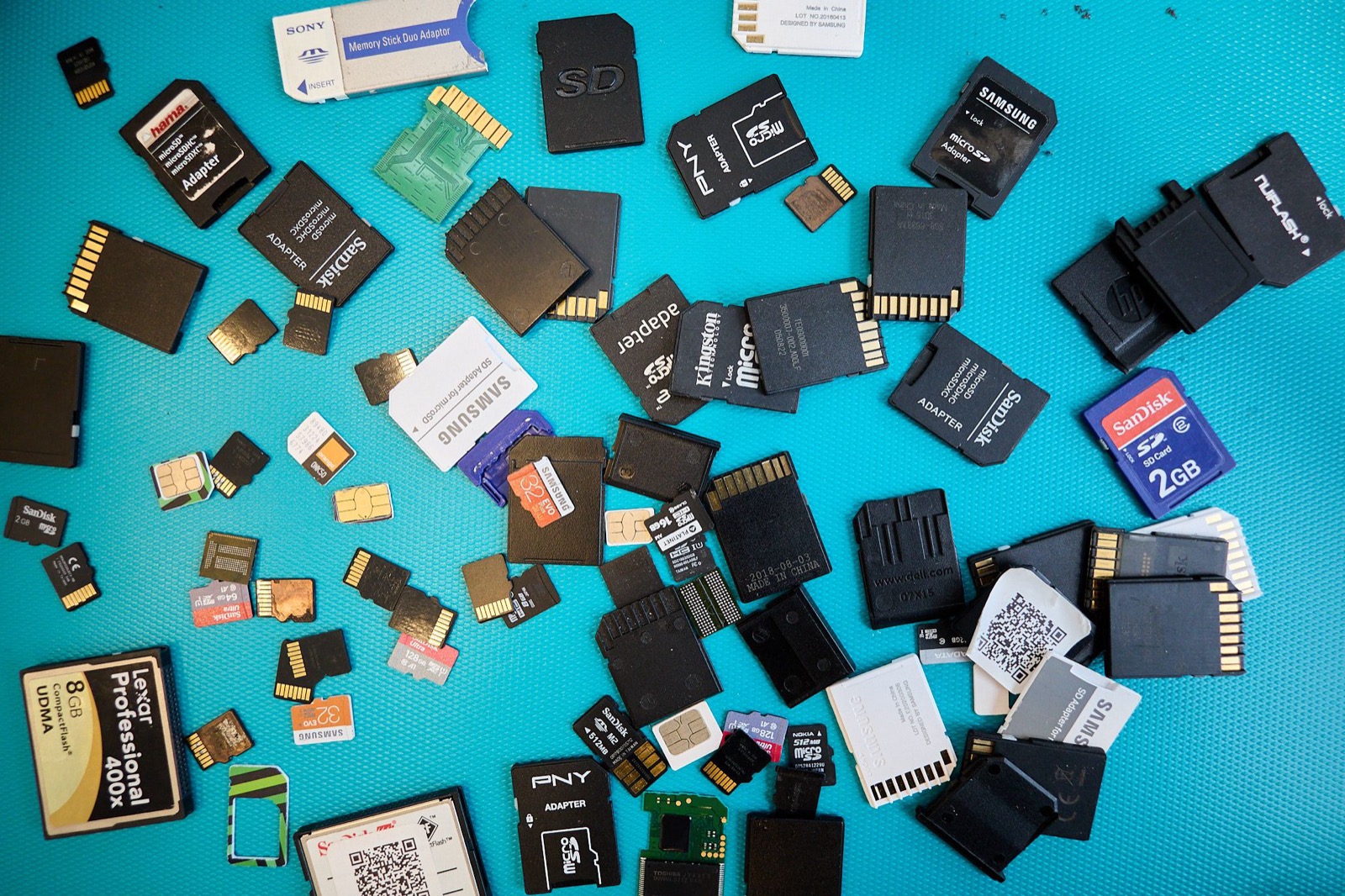Dziesiątki kart pamięci SD, microSD, CompactFlash w serwisie