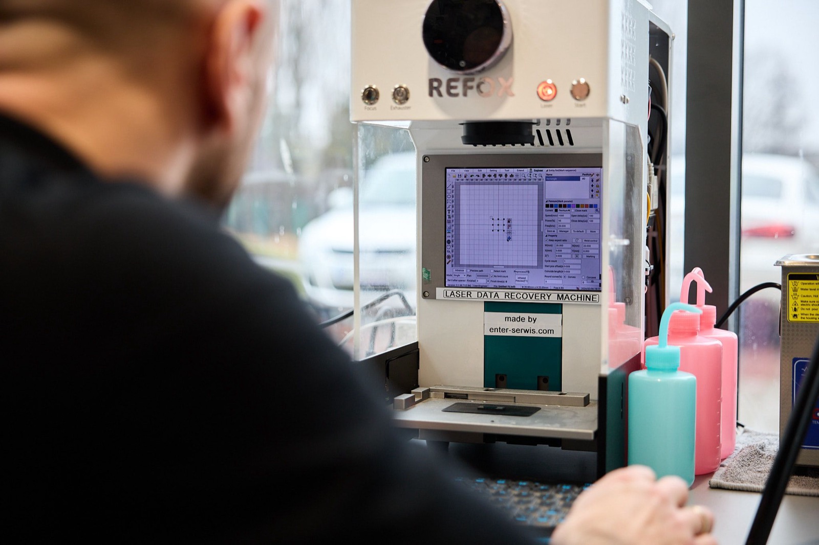 Laser Data Recovery Machine - otwieranie kart pamięci laserem