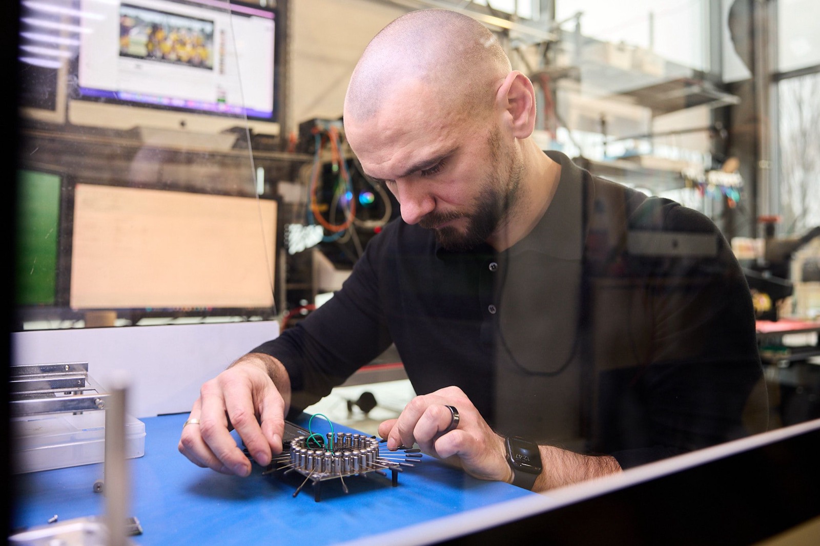 Paweł przy stanowisku Spider Board w laboratorium
