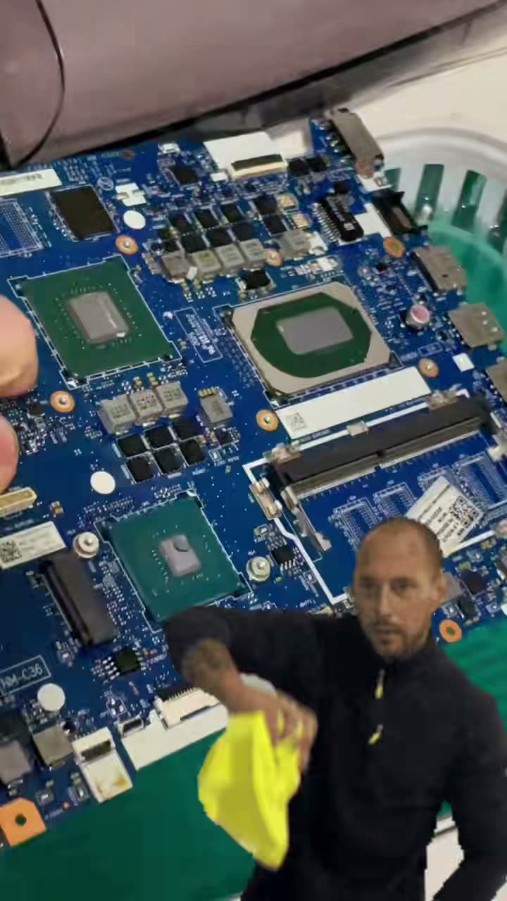 Często lepszą opcją jest ręczne czyszczenie elektroniki po zalaniu ni.