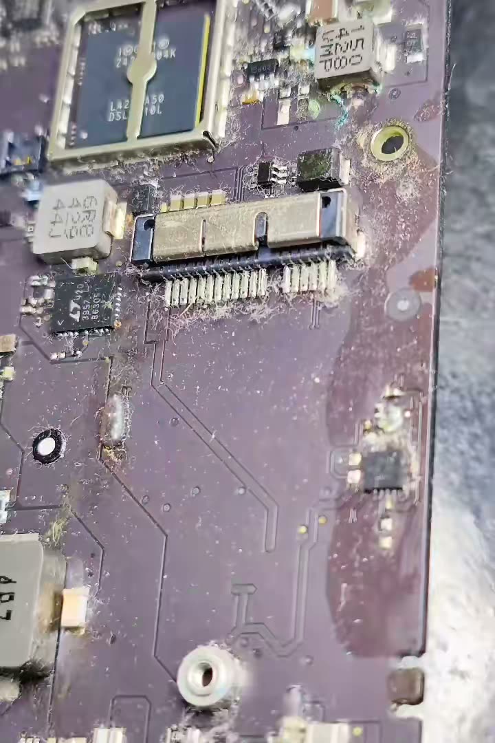 Ten zalany laptop został odebrany przez naszego klienta z innego znan.