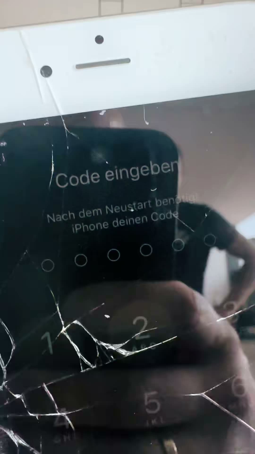 Odgadniecie kodu blokady emranu w tym iPhone zajelo nam ostatecznie 5.