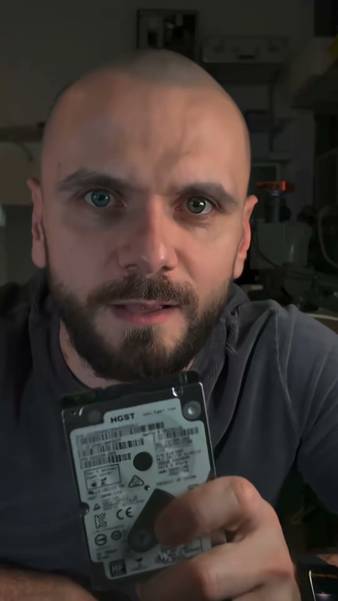 „Podstawą talerza HDD jest szkło, które pokryte jest warstwą podkładu.