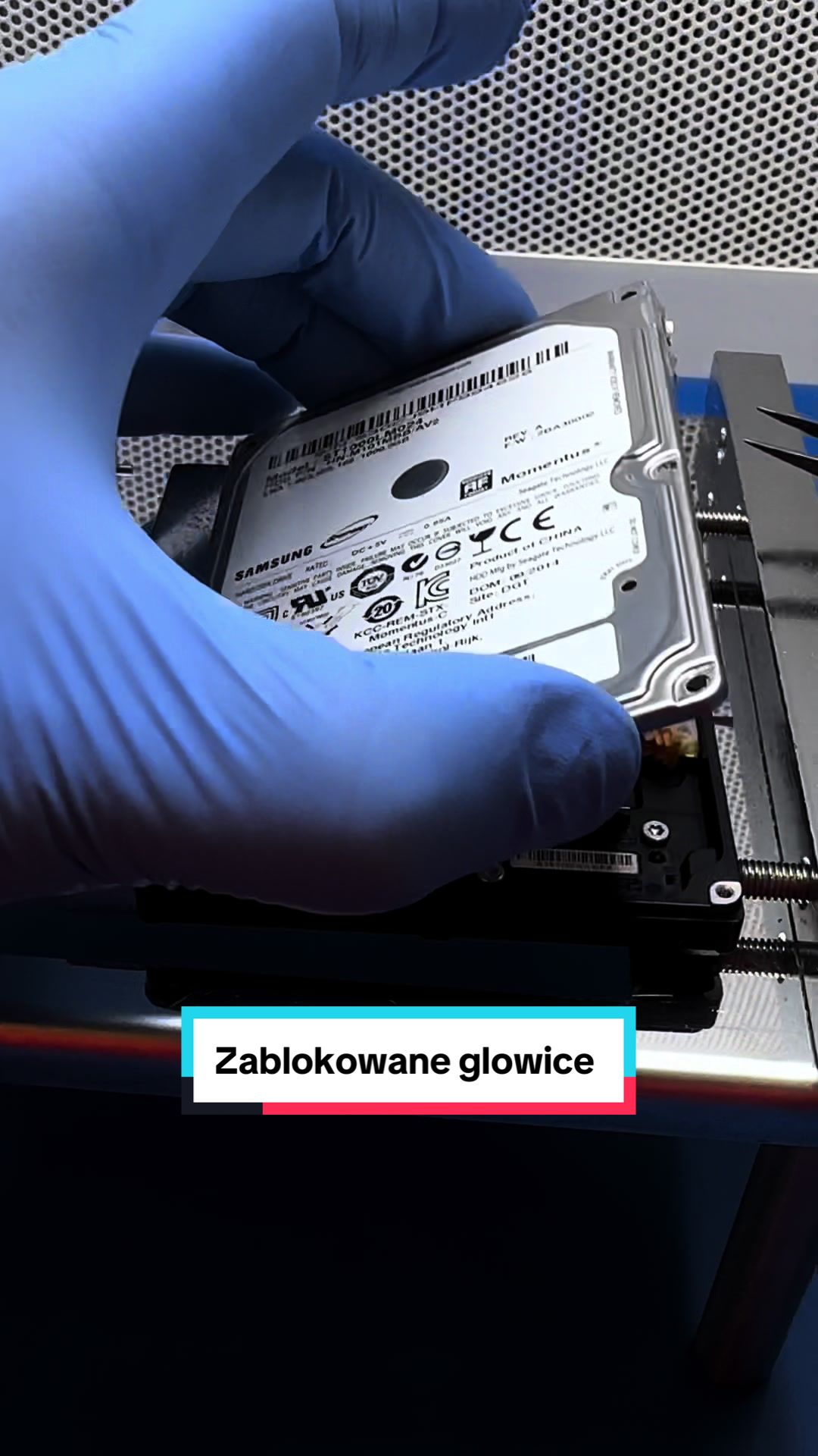 NIGDY nie otwieraj dysku poza komorą