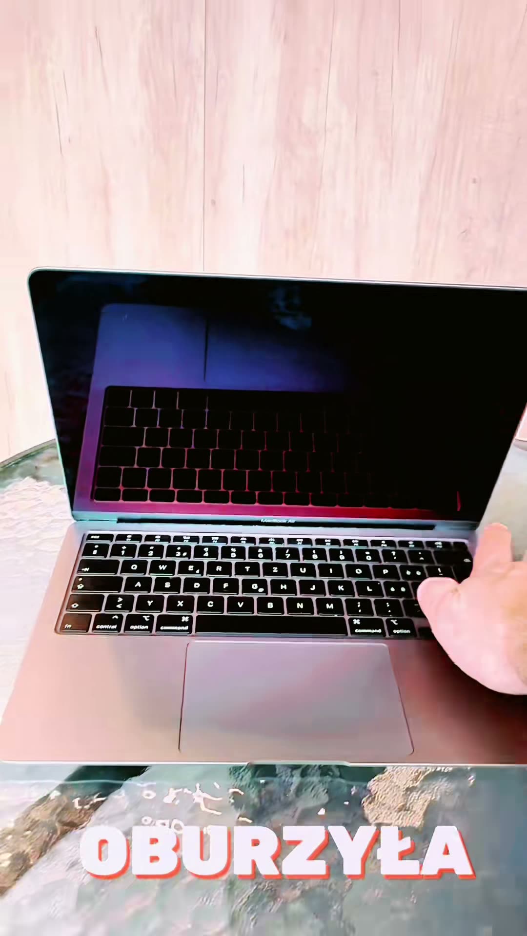 Wyszła z tego bajka o biednym uszkodzonym laptopie💻