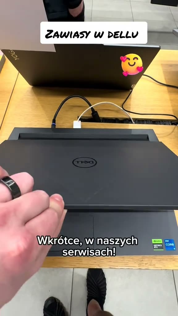Zapowiada się kolejny model od della z 💩 zawiasami 🙏🏼